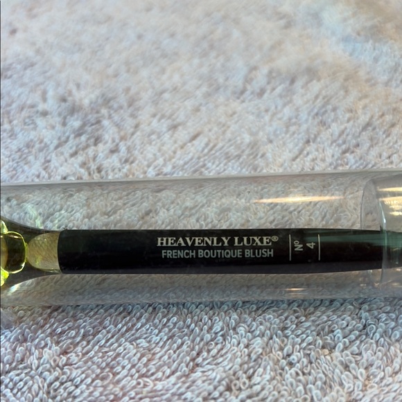 IT Cosmetics Heavenly Luxe no. 4 Brush - Picture 2 of 5